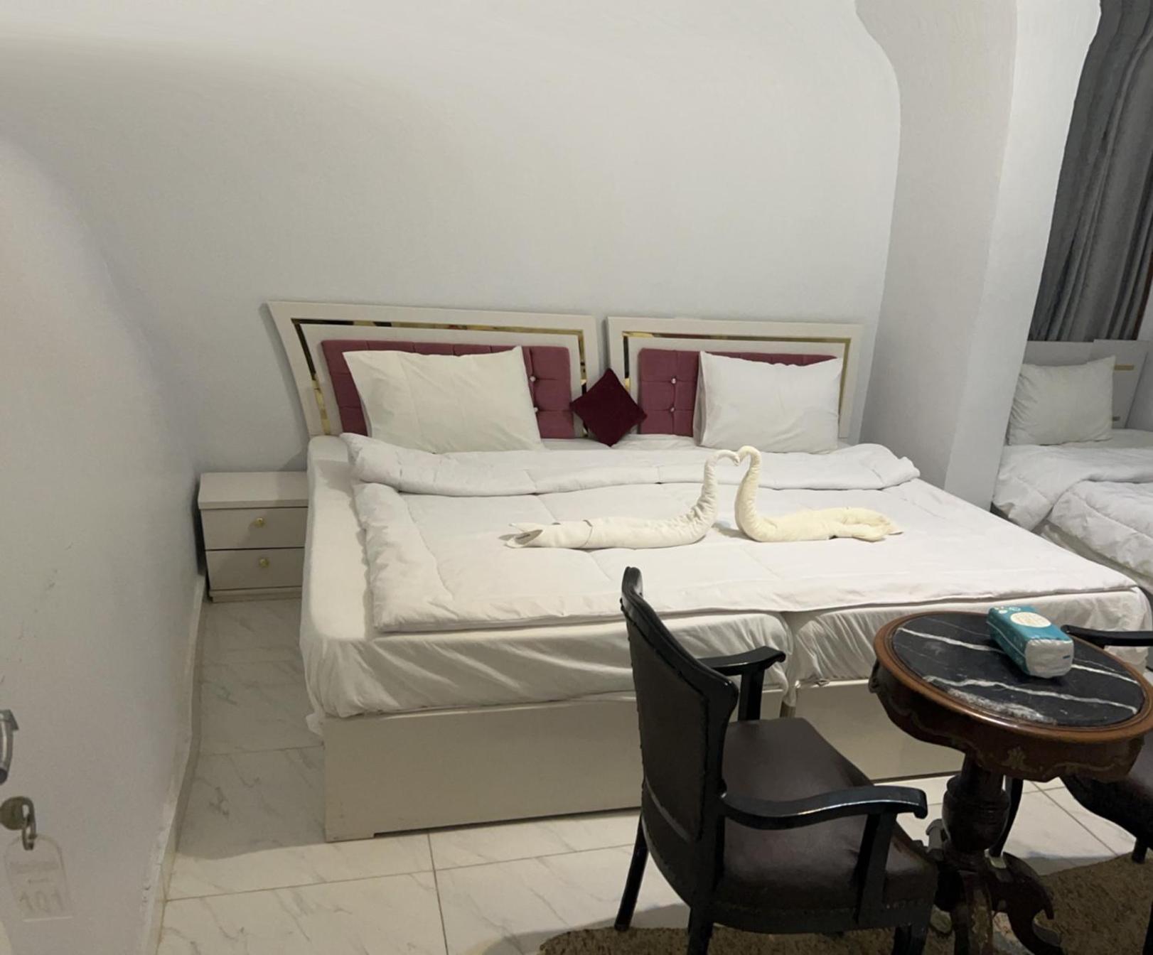 Mesho Falcon Pyramids View Inn Kafrat al Jabal Exterior photo