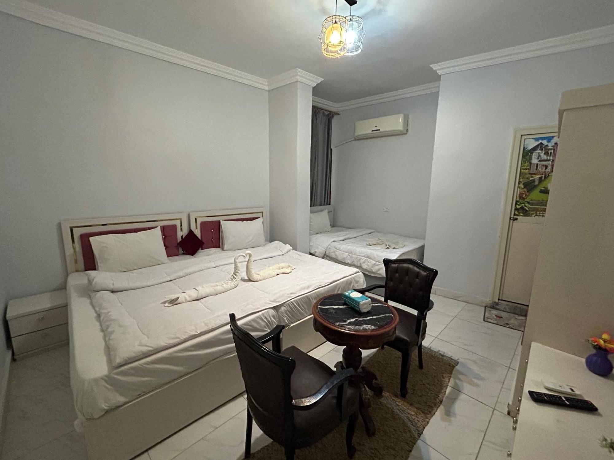 Mesho Falcon Pyramids View Inn Kafrat al Jabal Exterior photo