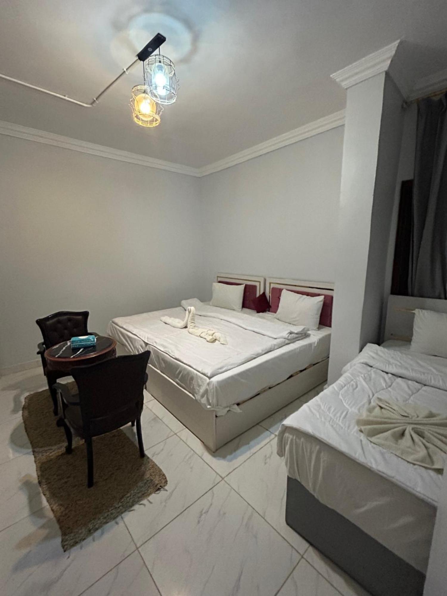 Mesho Falcon Pyramids View Inn Kafrat al Jabal Exterior photo